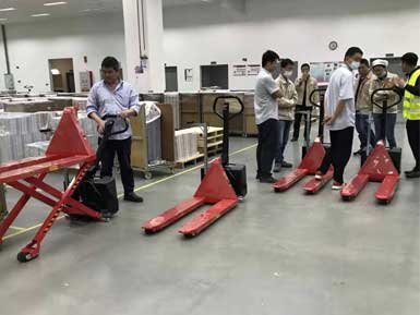 電動高升程搬運車交付使用，感謝廠家羅總親自跟客戶講解操作方法！